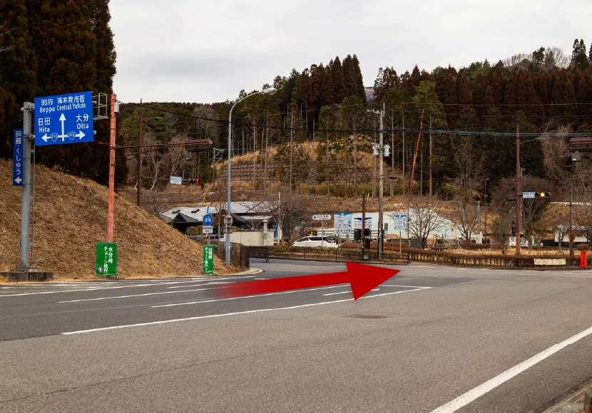 湯布院ICを出てすぐの信号を直進する案内