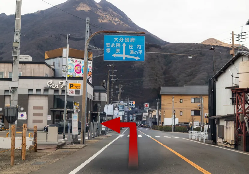 新町交差点を左折して県道617号線へ入る案内