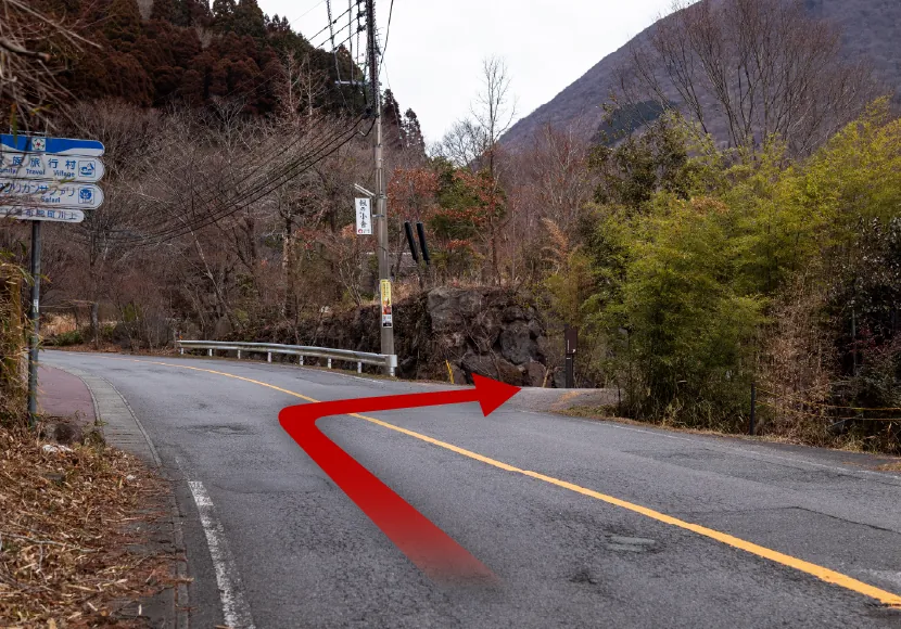 川沿いの静かな道を右折する案内